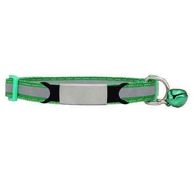 Collier personnalisé vert pour chien avec clochette et plaque grise réfléchissante