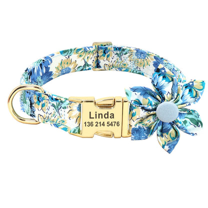 Collier pour chien bleu et blanc à fleurs avec boucle dorée gravée