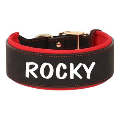 Collier personnalisé pour chien noir en cuir avec inscription visible