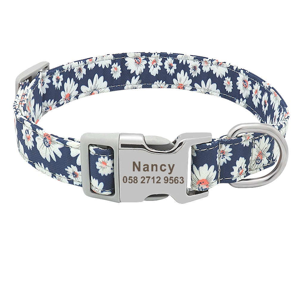 Collier pour chien bleu foncé à fleurs blanches avec boucle gravée