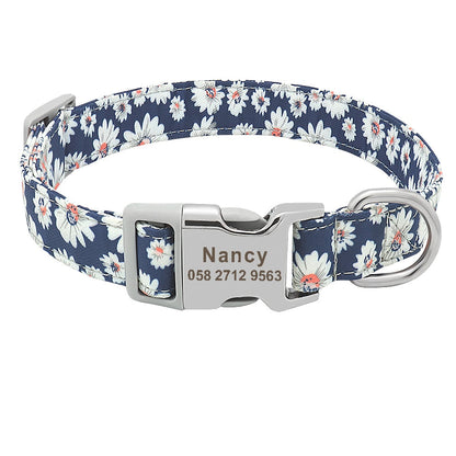 Collier pour chien bleu foncé à fleurs blanches avec boucle gravée