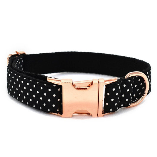 Collier pour chien noir à pois blancs avec boucle dorée ajustable