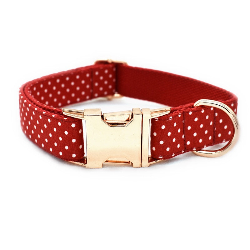 Collier pour chien rouge à pois blancs avec boucle dorée personnalisable