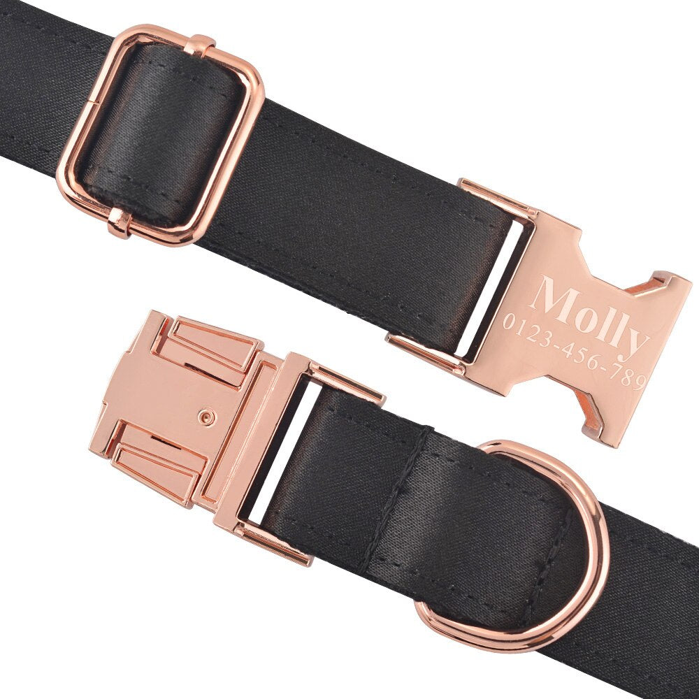 Détail du collier noir pour chien avec boucle dorée personnalisée